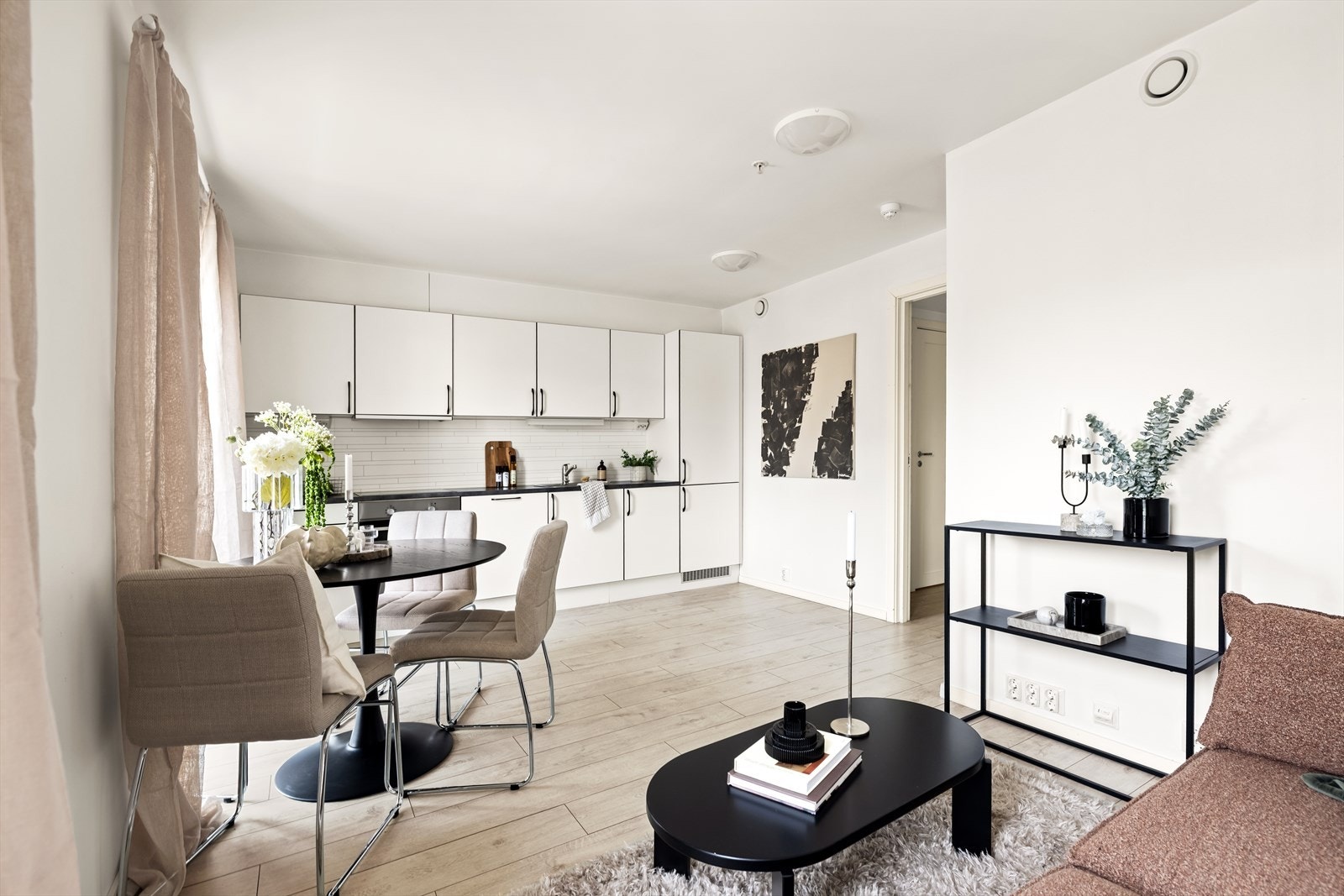 Store vindusflater med 3-lags glass gir godt med lys og bidrar til et behagelig inneklima. Galleribilde