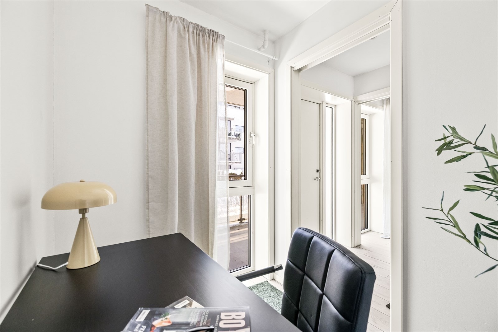 Dette rommet er et perfekt hjemmekontor og har, som resten av leiligheten, gulvvarme. Galleribilde