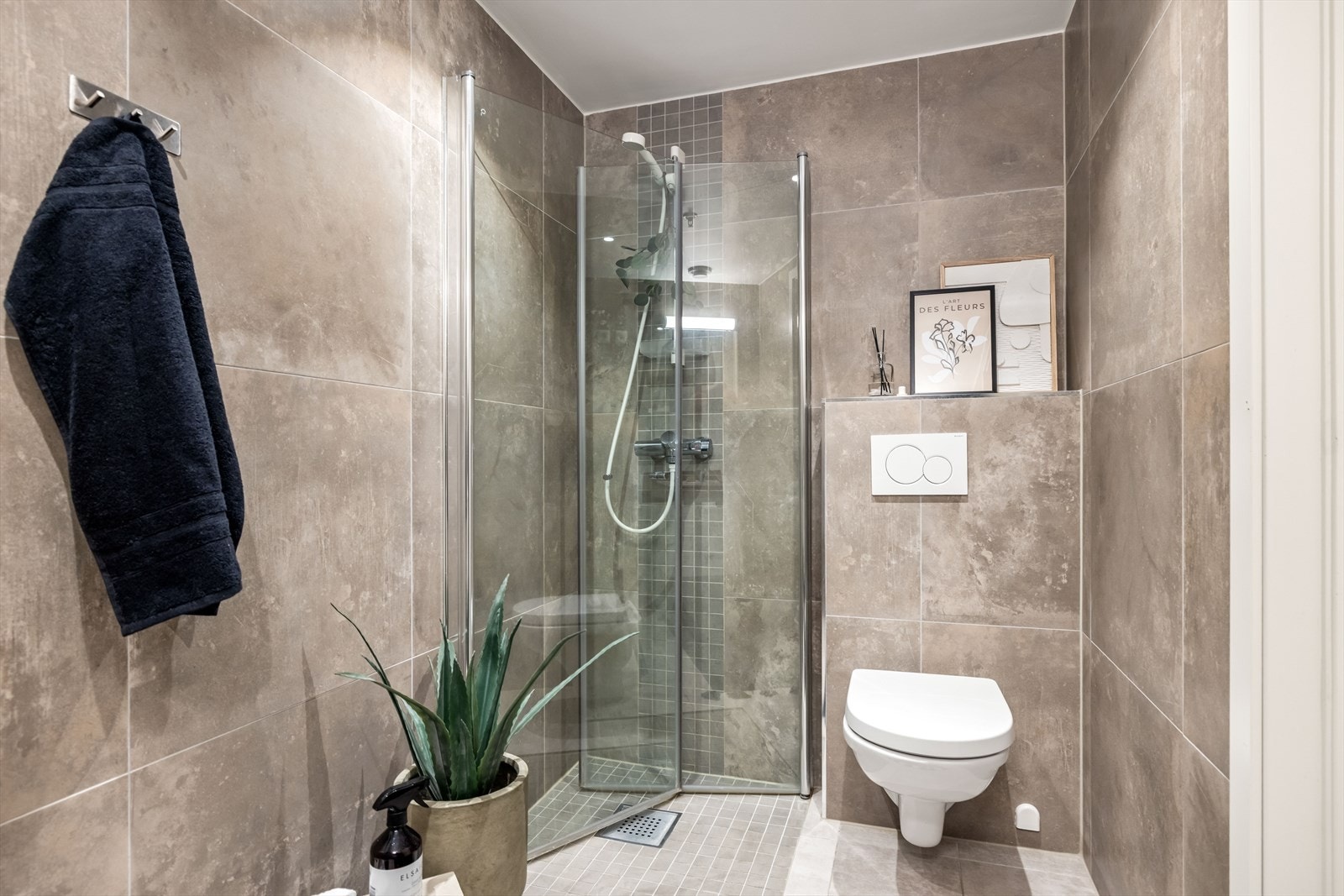 Her finnes også et vegghengt toalett og en dusjnisje med innfellbare vegger. Galleribilde