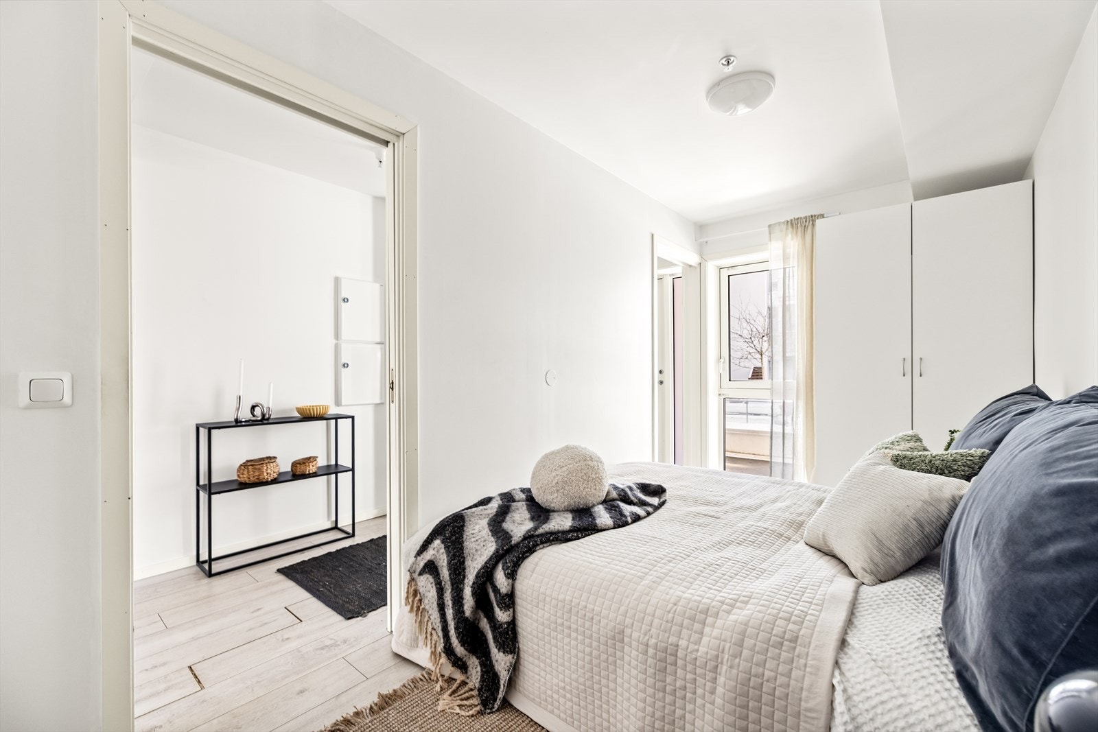 Fra soverommet er det tilgang til et disponibelt rom, perfekt som omkledningsrom eller ekstra lagring. Galleribilde