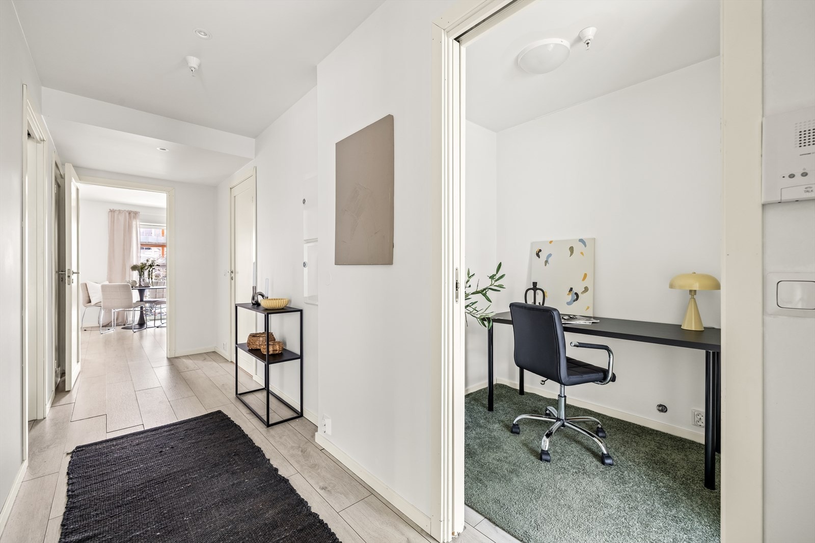 Fra gangen er det tilgang til et praktisk rom som egner seg godt som kontor. Galleribilde