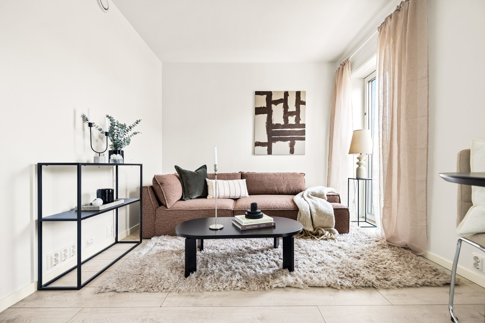 Stuen er lys og har en takhøyde på 2,4 meter, med gjennomgående laminatgulv og gulvvarme. Galleribilde