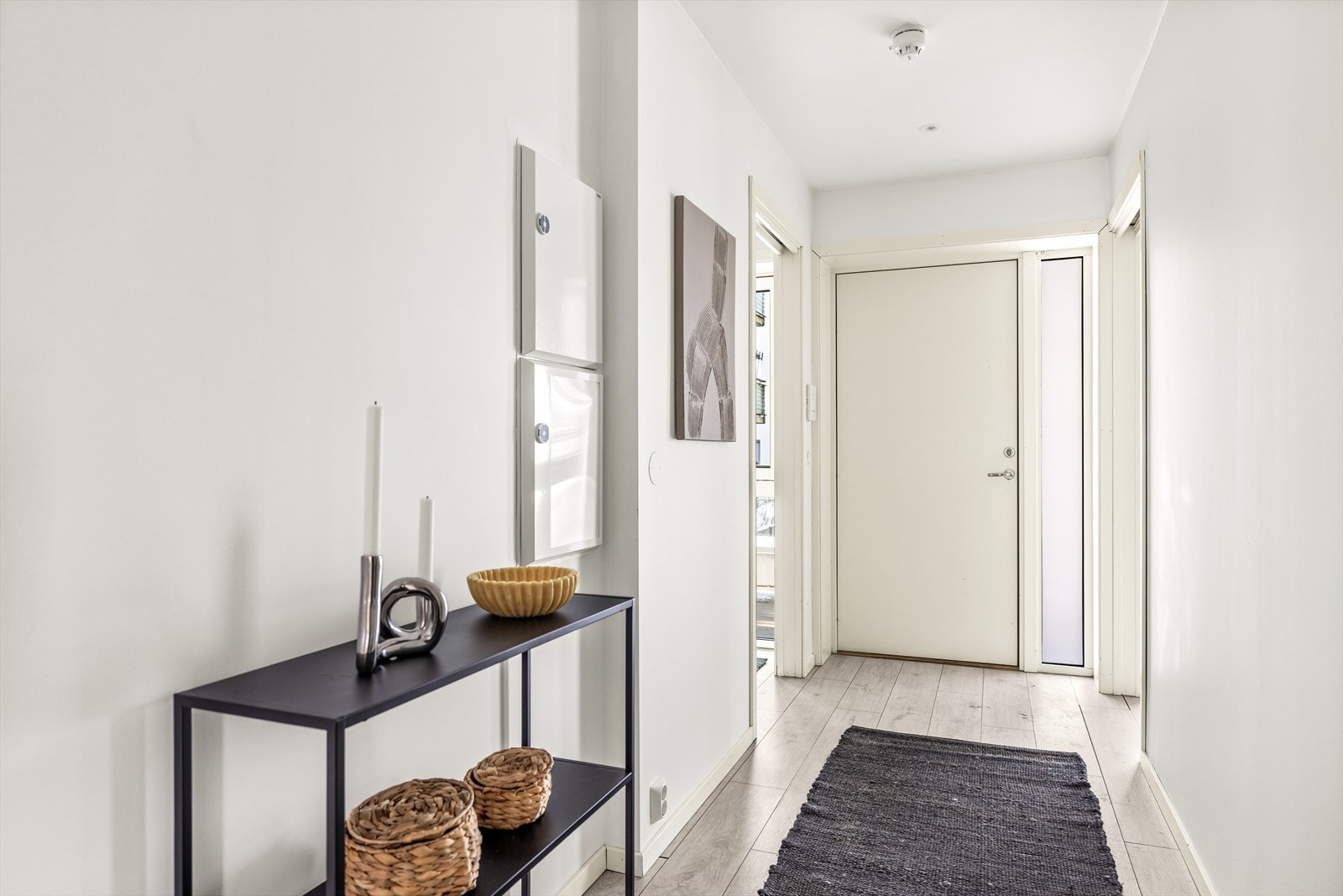 Innbydende entré med downlights i himling og varme i gulvet. Galleribilde