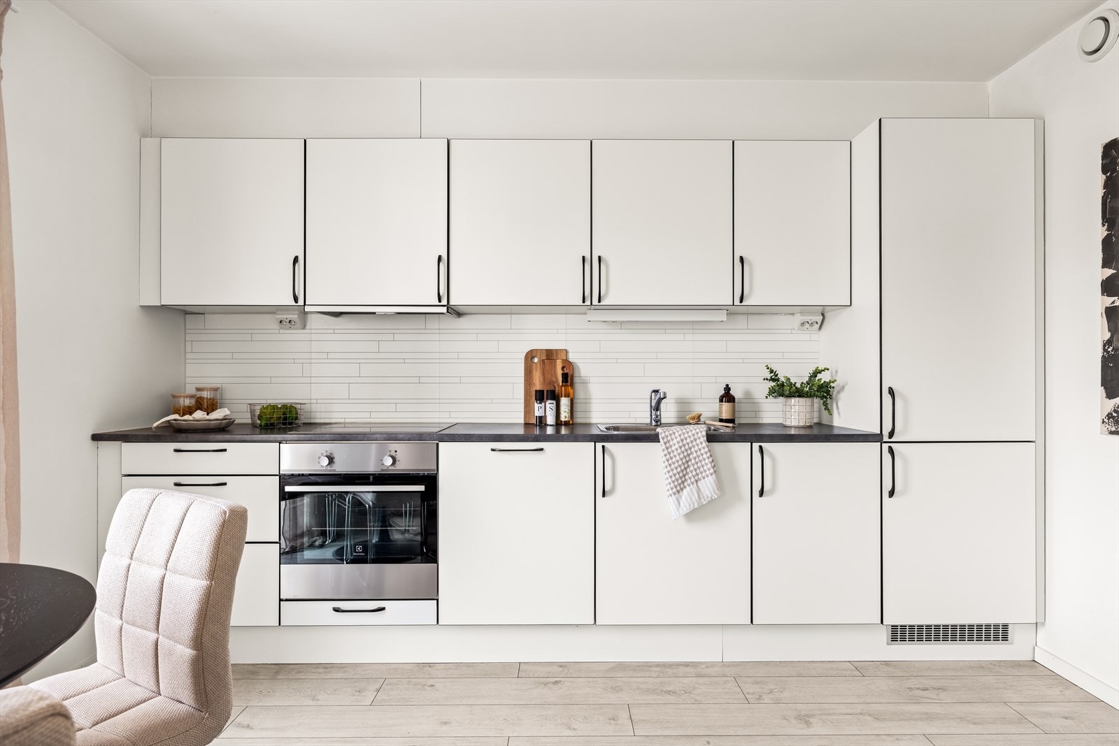 Kjøkkenet er utstyrt med en mørk laminatbenkeplate og Waterguard for ekstra trygghet. Galleribilde