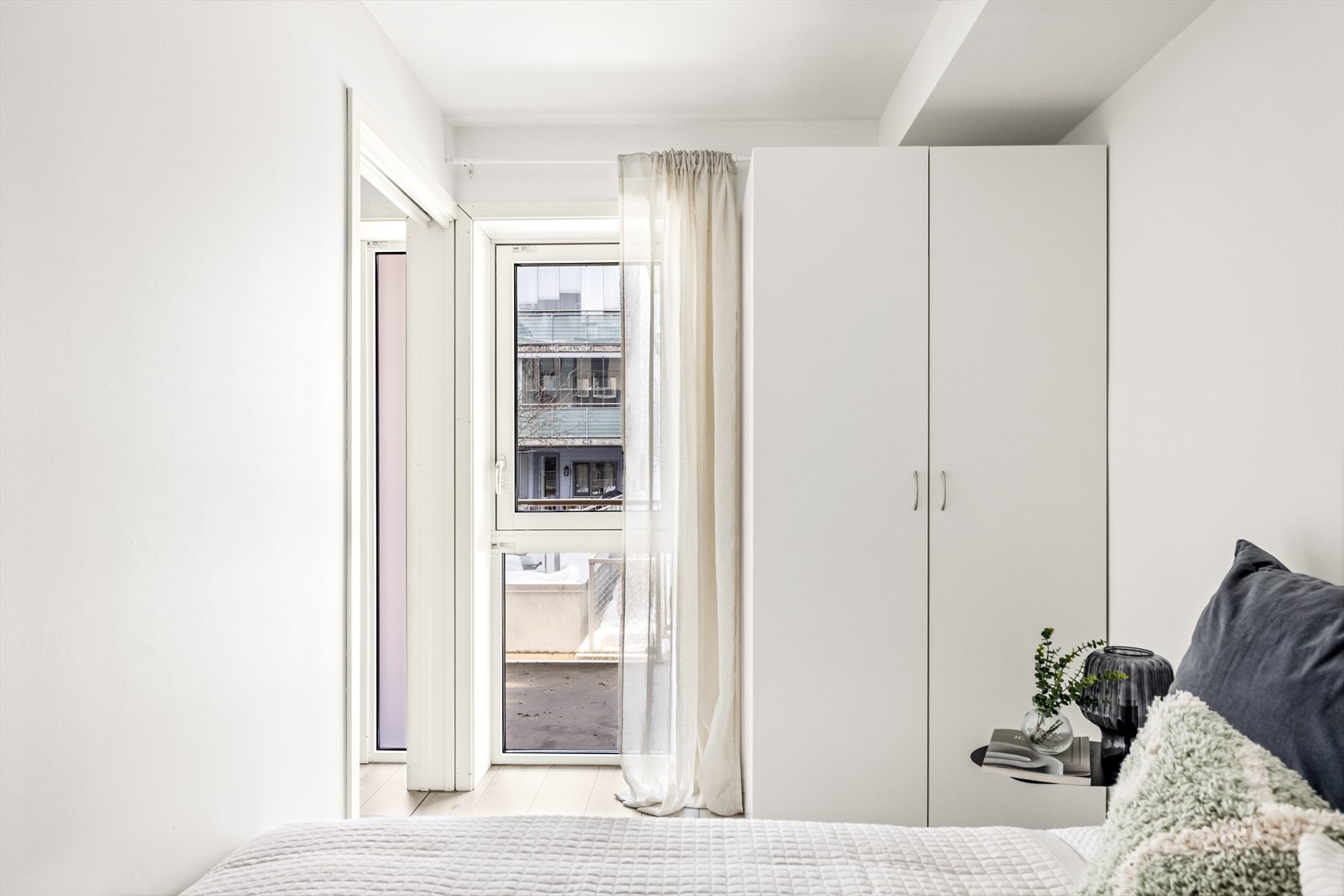 Et praktisk garderobeskap sørger for god oppbevaringsplass på soverommet. Galleribilde