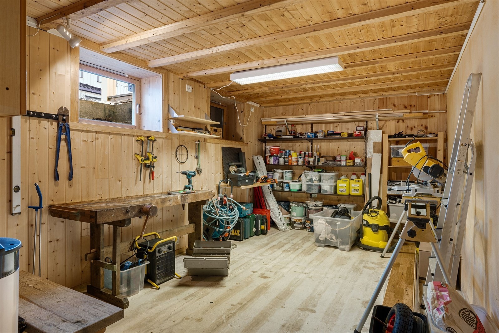 Stort sløydrom på 14 kvm, perfekt for kreative prosjekter og hobbyaktiviteter hjemme. Galleribilde