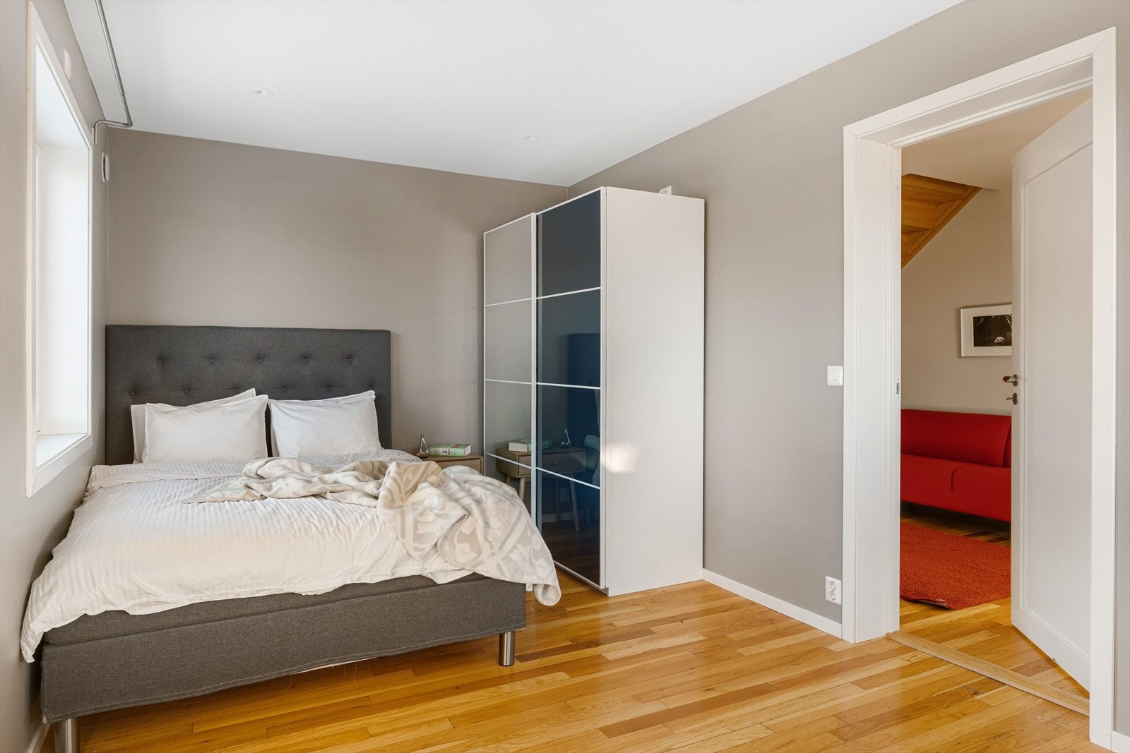 Romslig soverom på 15 kvm med god plass til dobbeltseng, nattbord og garderobeløsning. Galleribilde