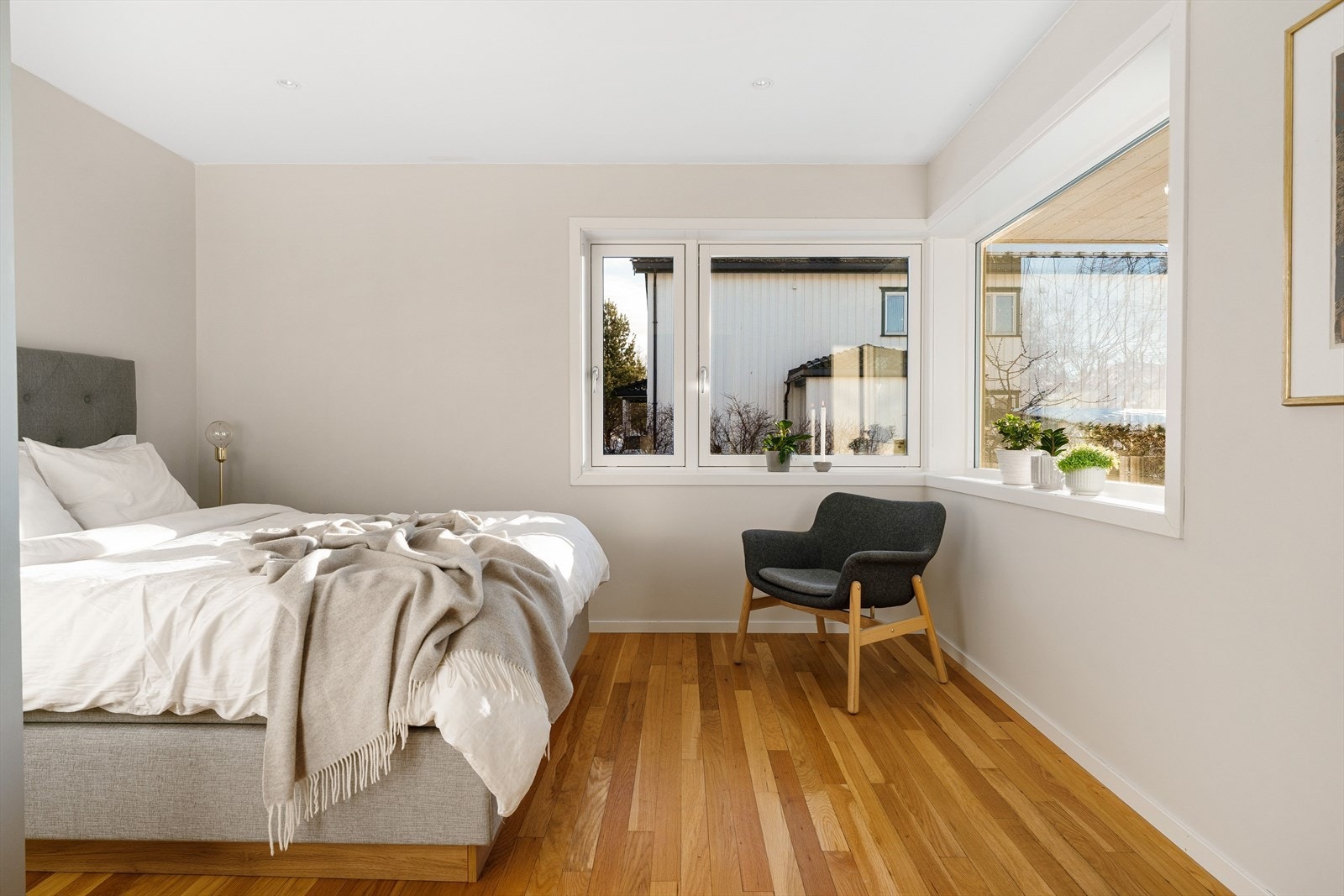 Soverom på 12 kvm, rikelig med plass til alle nødvendigheter. Galleribilde