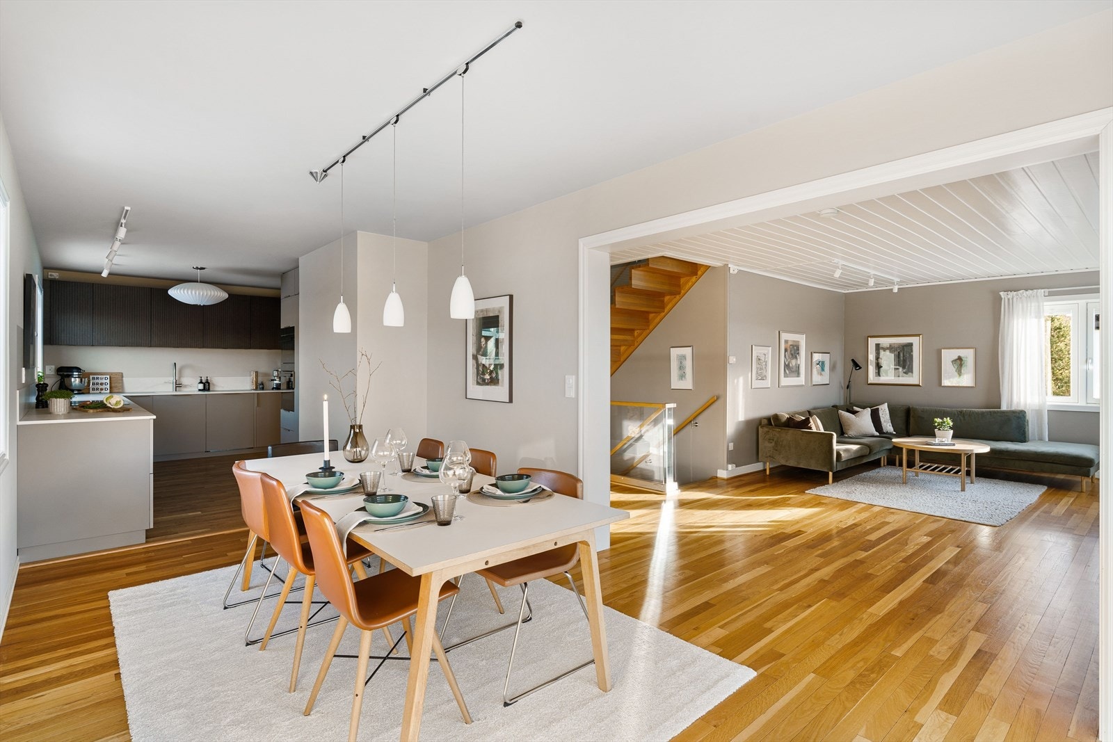 Elegant spisestue, ideell for sosiale sammenkomster og familietid, med naturlig flyt mot kjøkkenet. Galleribilde