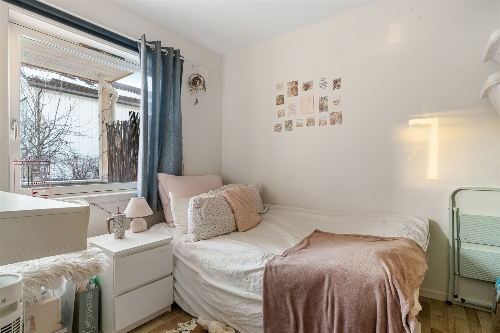 Behagelig soverom på 7,5 kvm med stort vindu og lyse fargetoner. Galleribilde