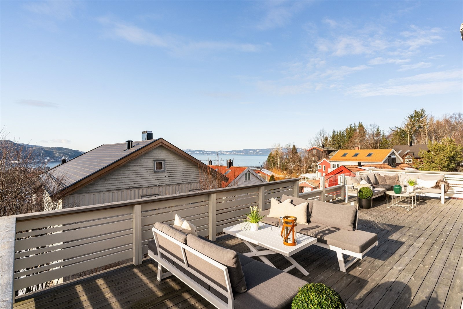 Uteområdet tilbyr flotte møbleringsmuligheter og en av byens aller beste utsikter. Galleribilde