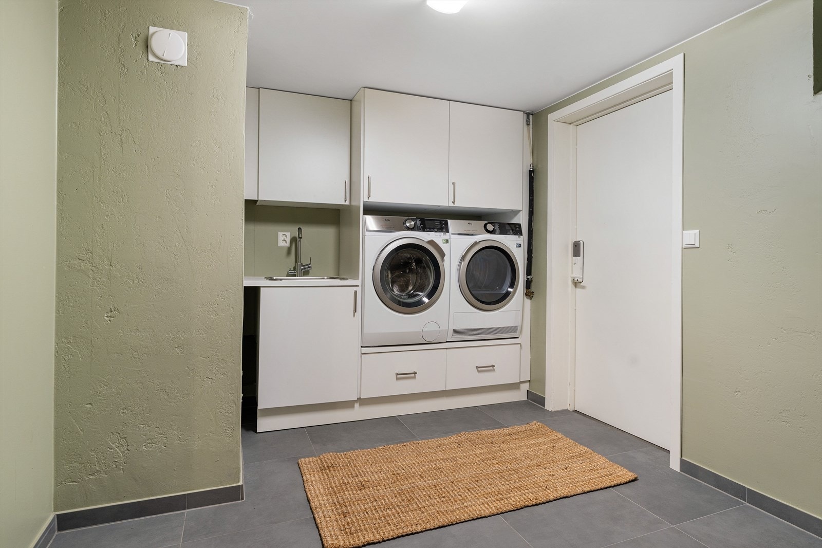 Vaskerom på 10 kvm som gjør klesvasken enkel og effektiv. Galleribilde