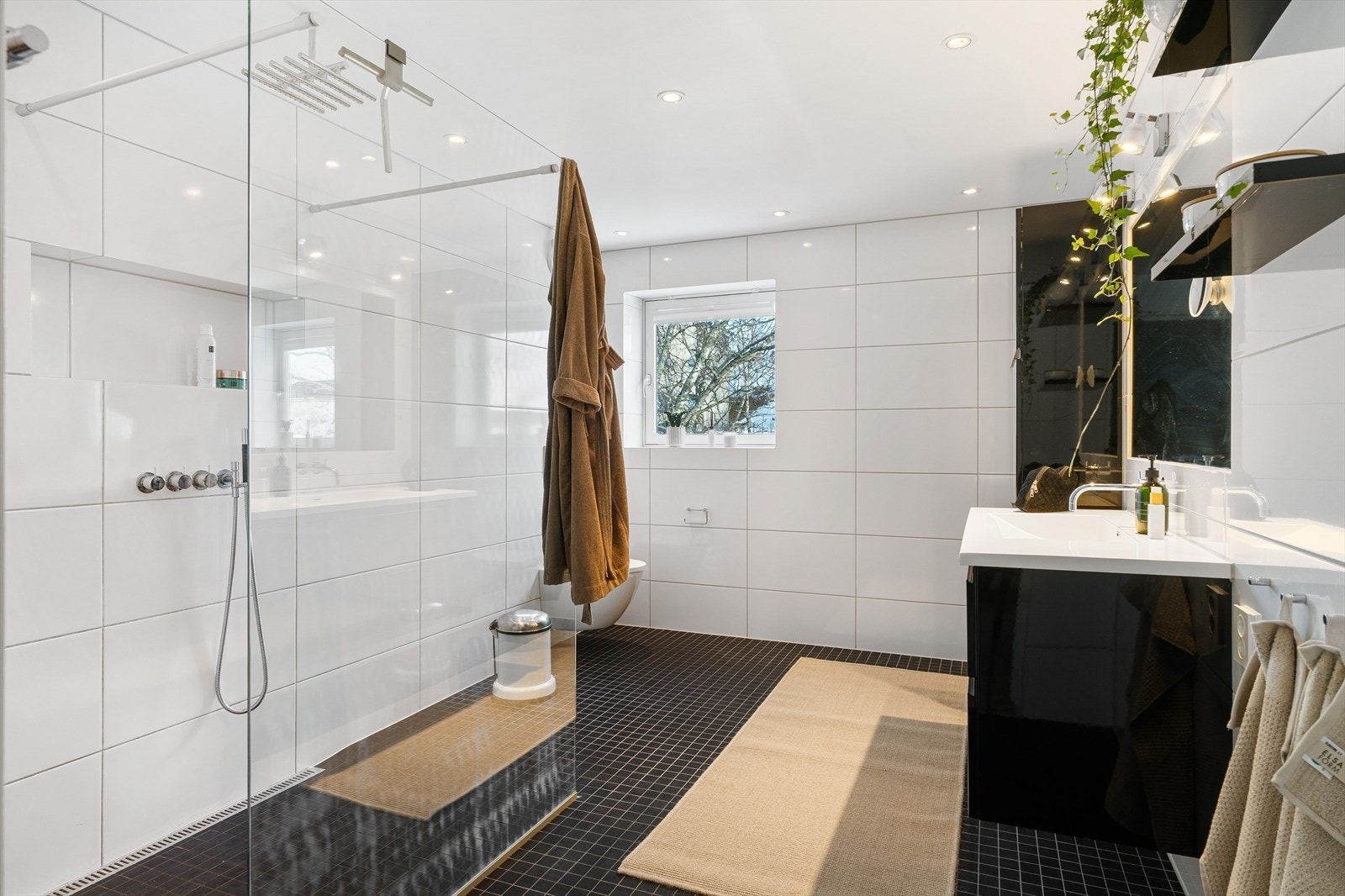 Stort en-suite bad i særklasse med lekre fliser og behagelig gulvvarme. Galleribilde