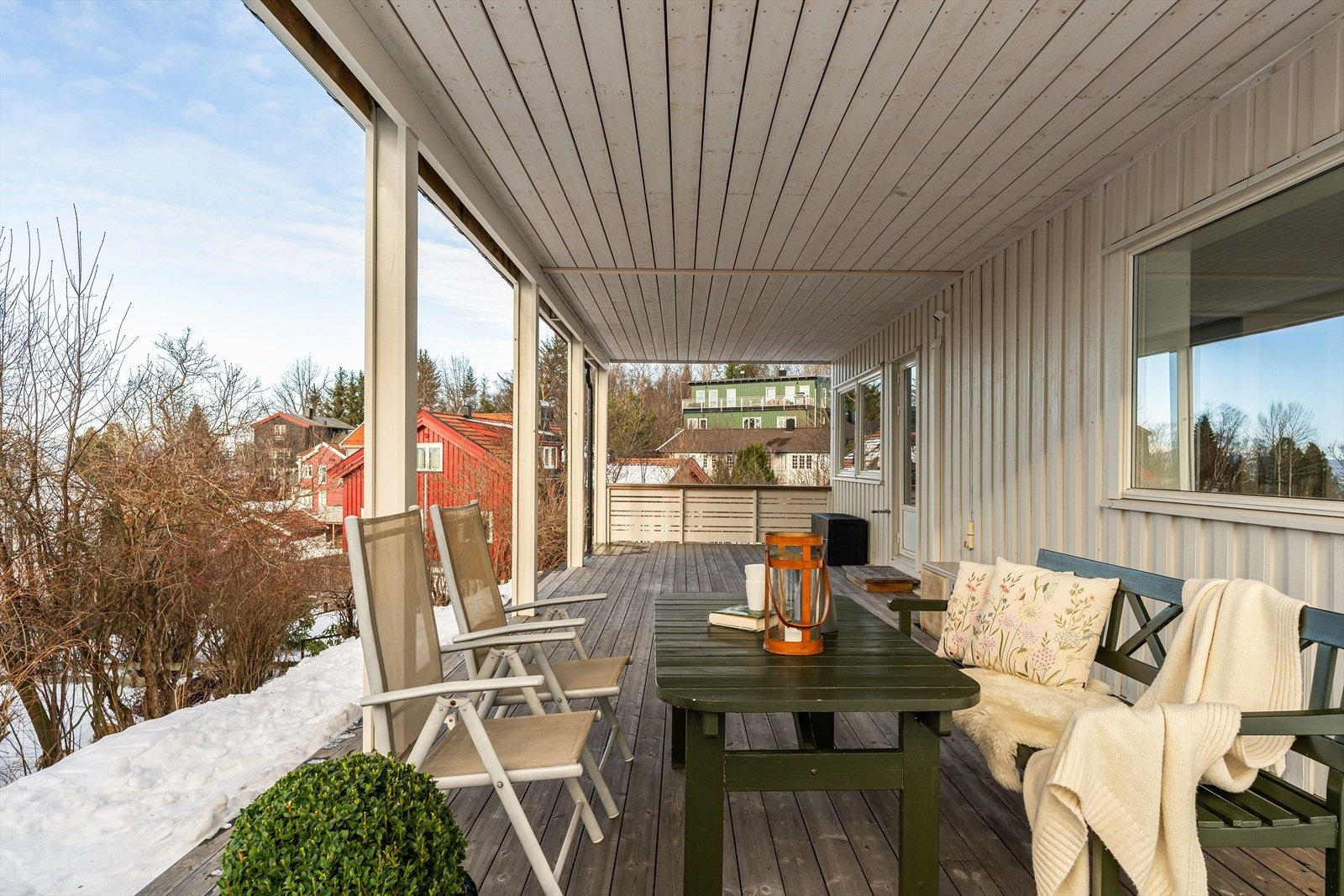 Overbygget gir deg en lun og skjermet uteplass som kan nytes året rundt. Galleribilde