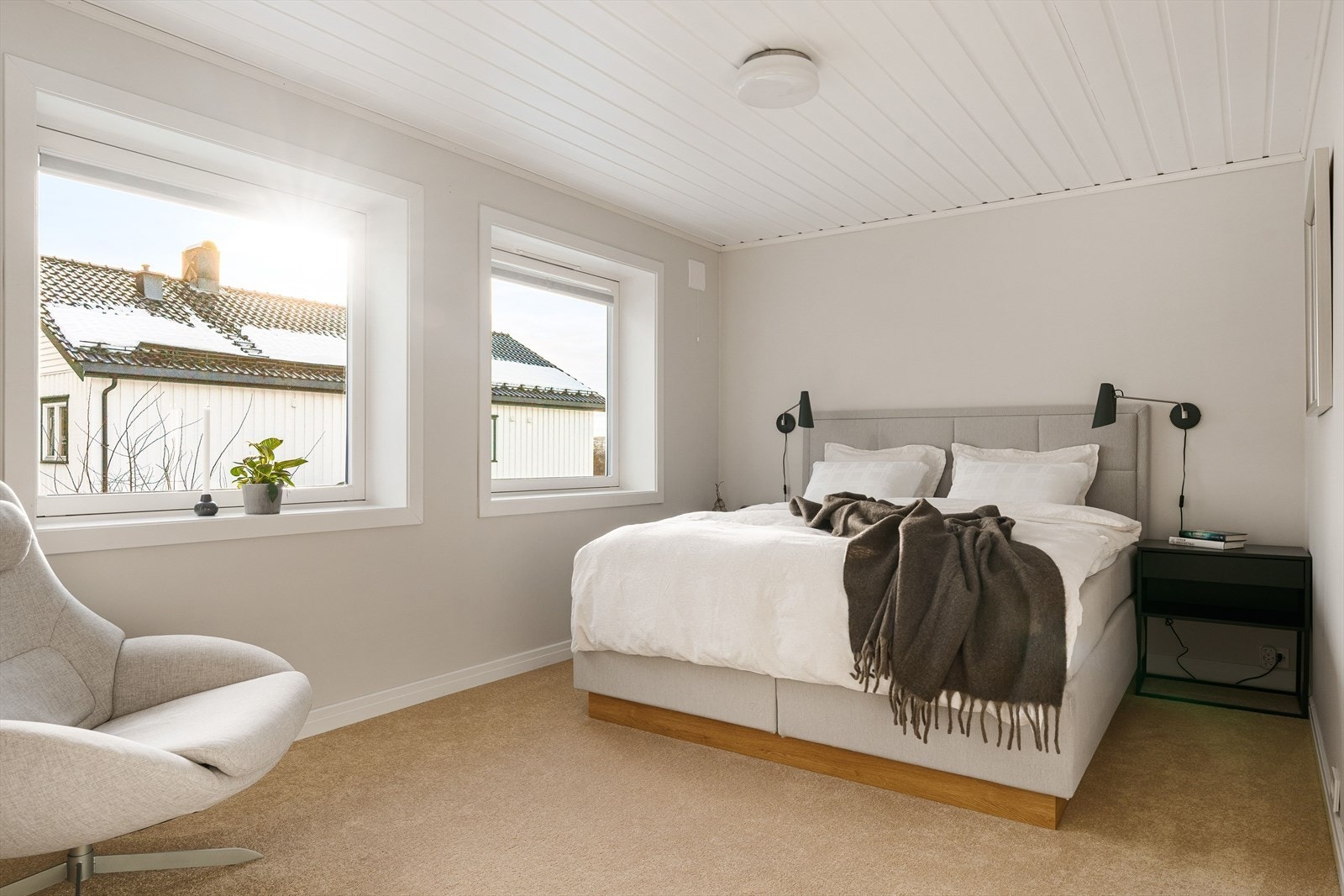 Hovedsoverom på 13,5 kvm med store vindusflater, eget walk- in closet og en-suite bad. Galleribilde