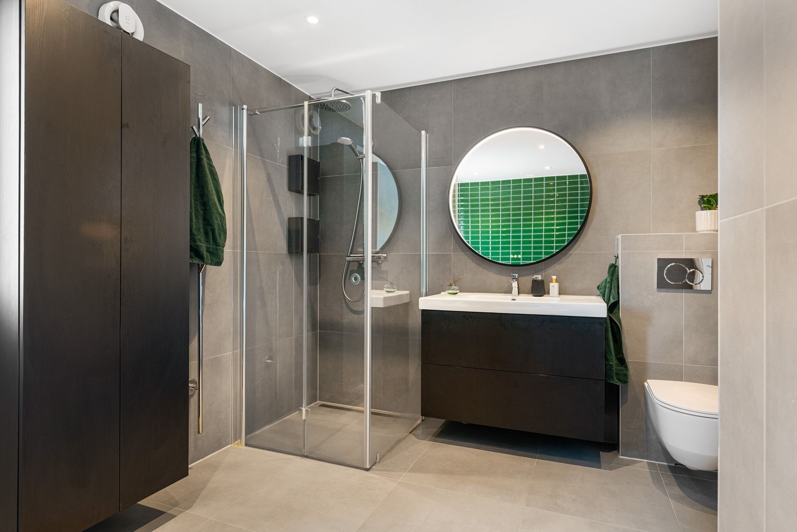 Flislagt baderom på 8,5 kvm med moderne baderomsinnredning. Galleribilde