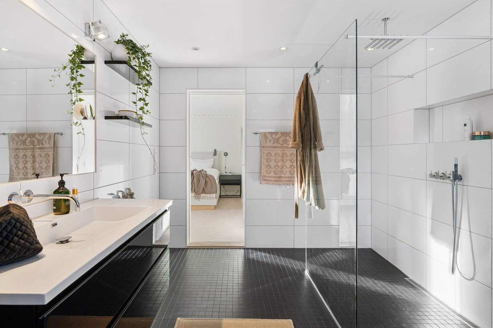 Baderommet på hele 10 kvm har moderne baderomsinnredning og integrerte downlights. Galleribilde