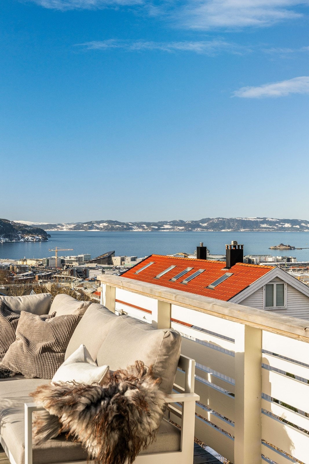 Fantastisk utsikt hvor byliv møter sjø - perfekt for morgenkaffen eller kveldsro. Galleribilde