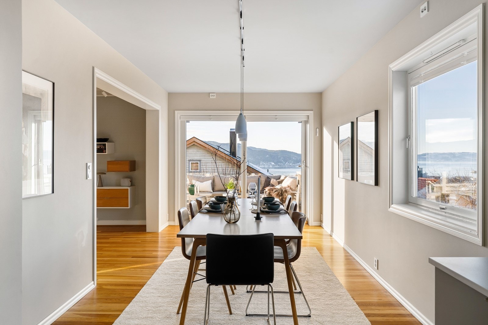 Fra spisestuen har du direkte adkomst til en romslig veranda på 41 kvm, som fungerer som en perfekt forlengelse av stuen på finværsdager. Galleribilde