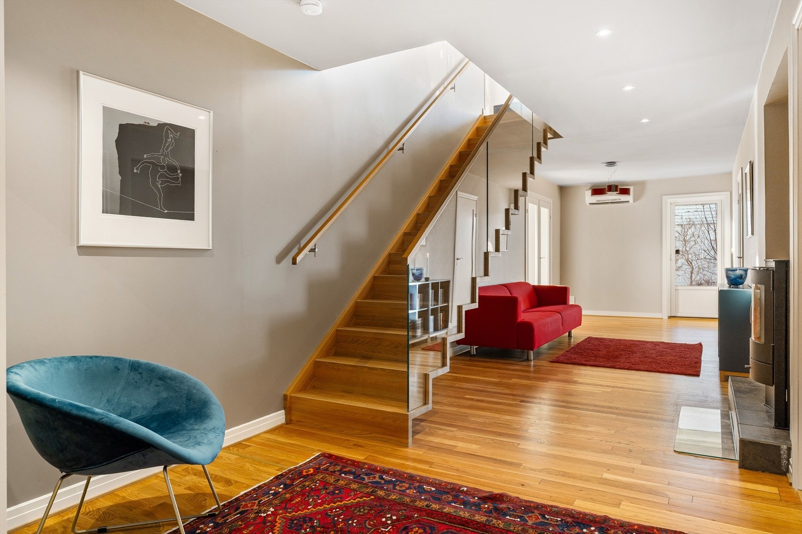 Gangen fungerer som et naturlig og gjennomtenkt bindeledd i etasjen, med direkte adkomst til to romslige soverom, et lekkert bad og en flott terrasse. Galleribilde