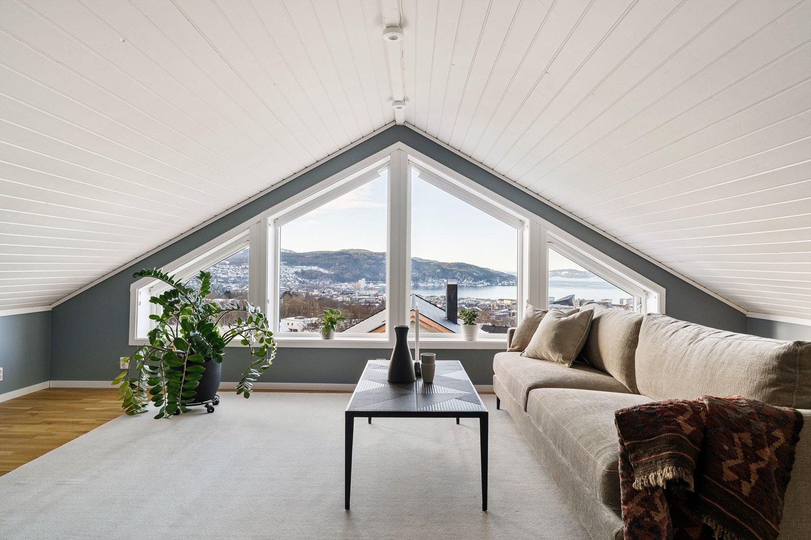 Lys og innbydende loftstue på 30 kvm med en utsikt du aldri blir lei av. Galleribilde