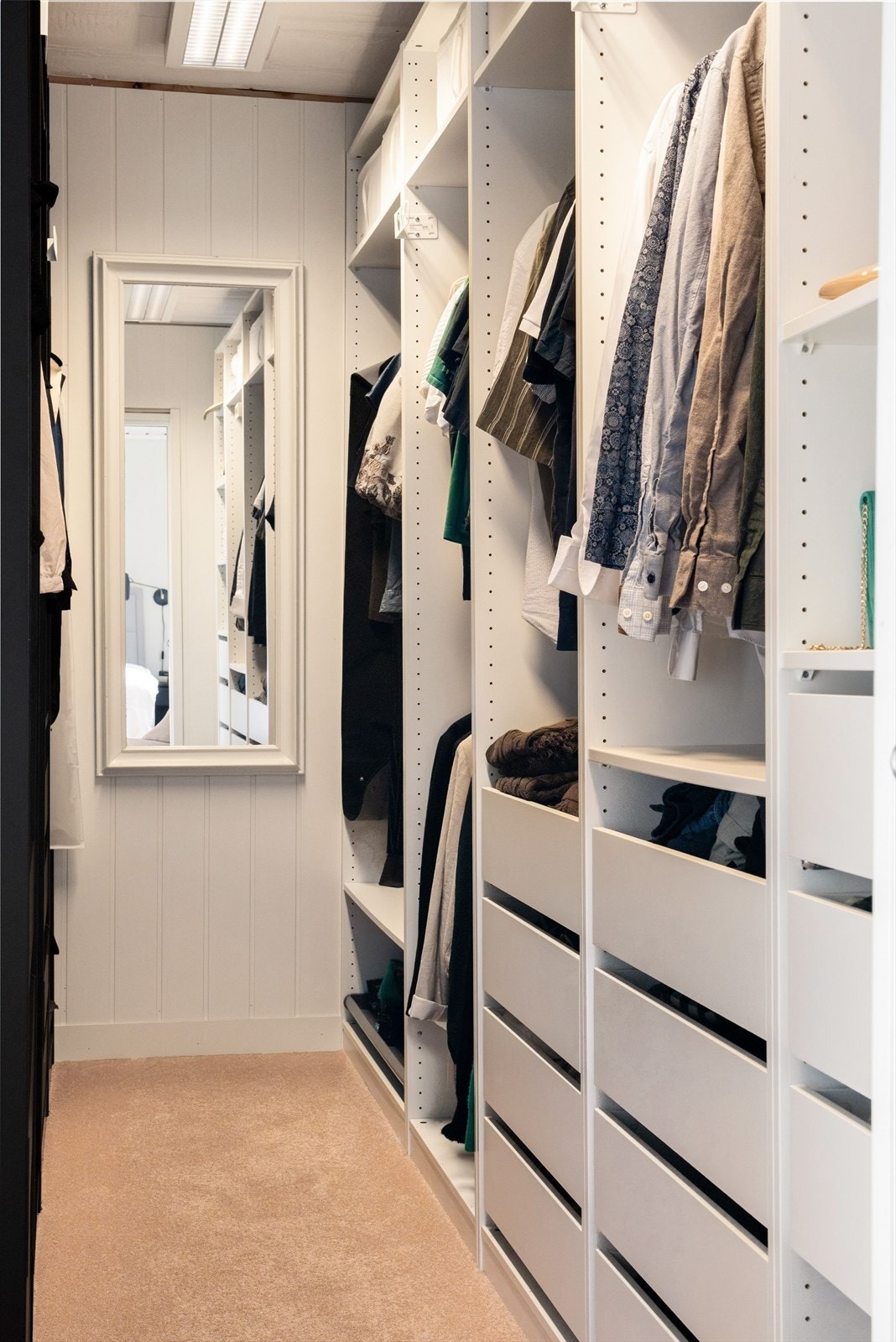 Eksklusivt walk-in-closet på 7,5 kvm som kombinerer stil og funksjonalitet - gjør morgenrutinen enkel og elegant. Galleribilde