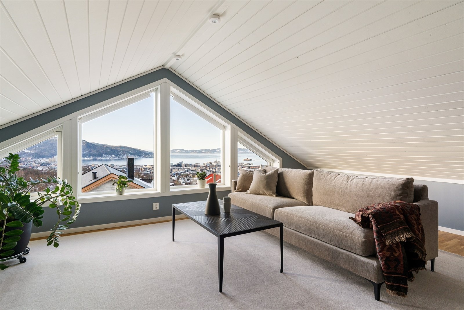 Loftsetasjen gir fleksible møbleringsmuligheter og en lys, åpen planløsning, et perfekt sted for hjemmekontor eller stille, avslappende stunder. Galleribilde