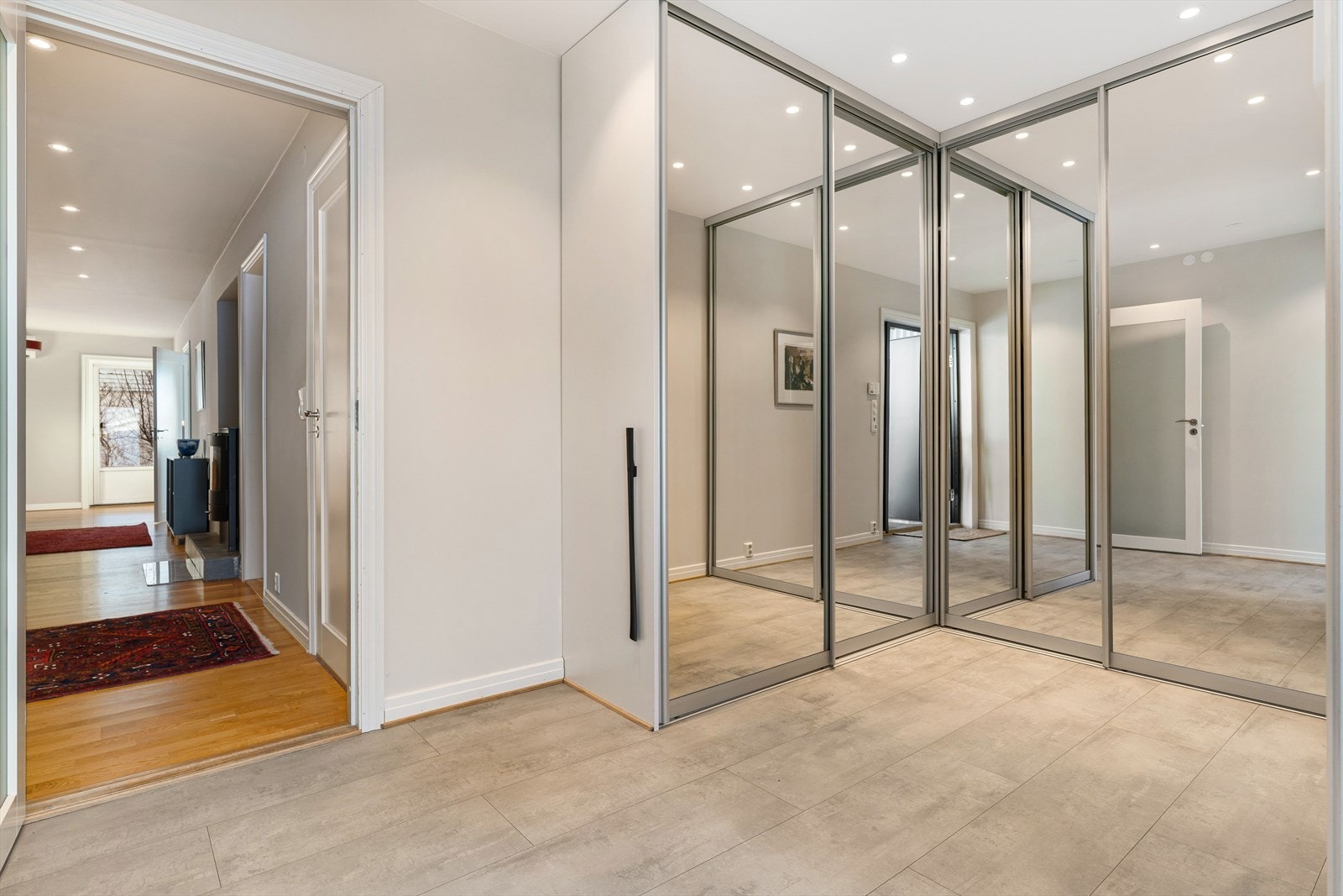 Romslig og stilren entré på 9,5 kvm med integrerte skyvedørsgarderober som gir rikelig med oppbevaringsplass til sko og yttertøy. Galleribilde