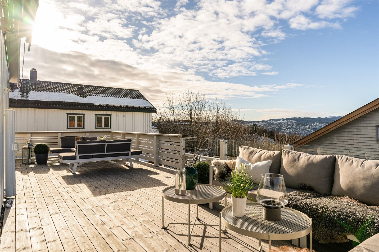 Veranda med storslått panoramautsikt og fantastiske solforhold fra formiddag til senkveld. Galleribilde