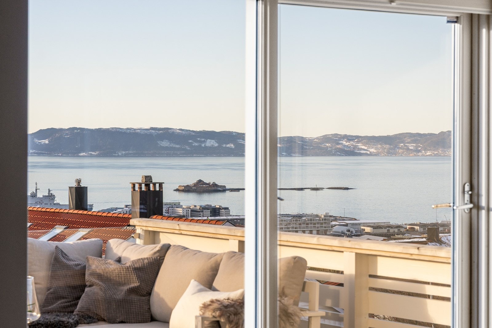 Spektakulær utsikt mot Fosenalpene og Trondheimsfjorden. Galleribilde