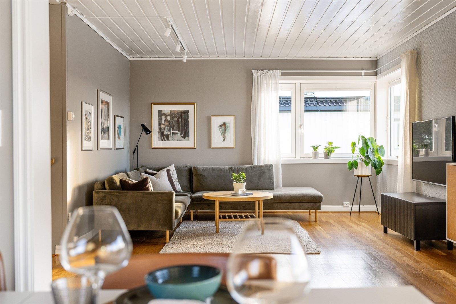 Stuen byr på fleksible møbleringsmuligheter og en sømløs overgang til spisestue og kjøkken. Galleribilde