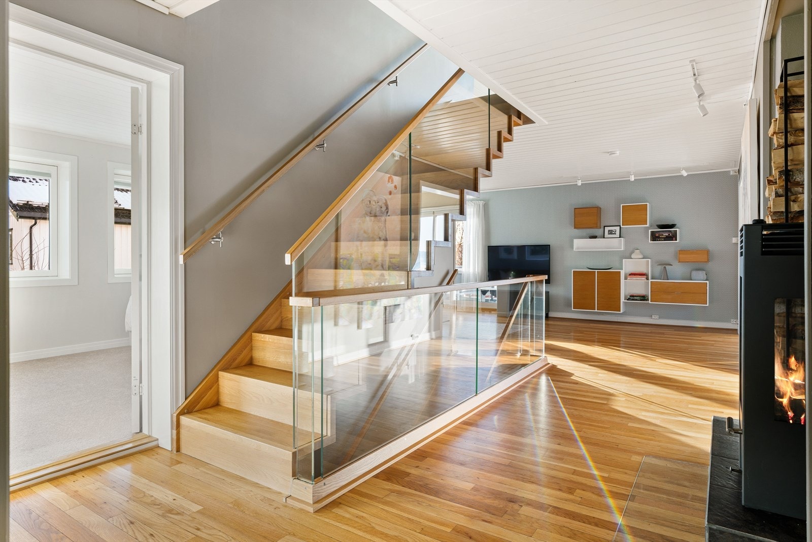 Vi følger trappen opp til 2.etasje hvor den gode romfølelsen videreføres. Galleribilde