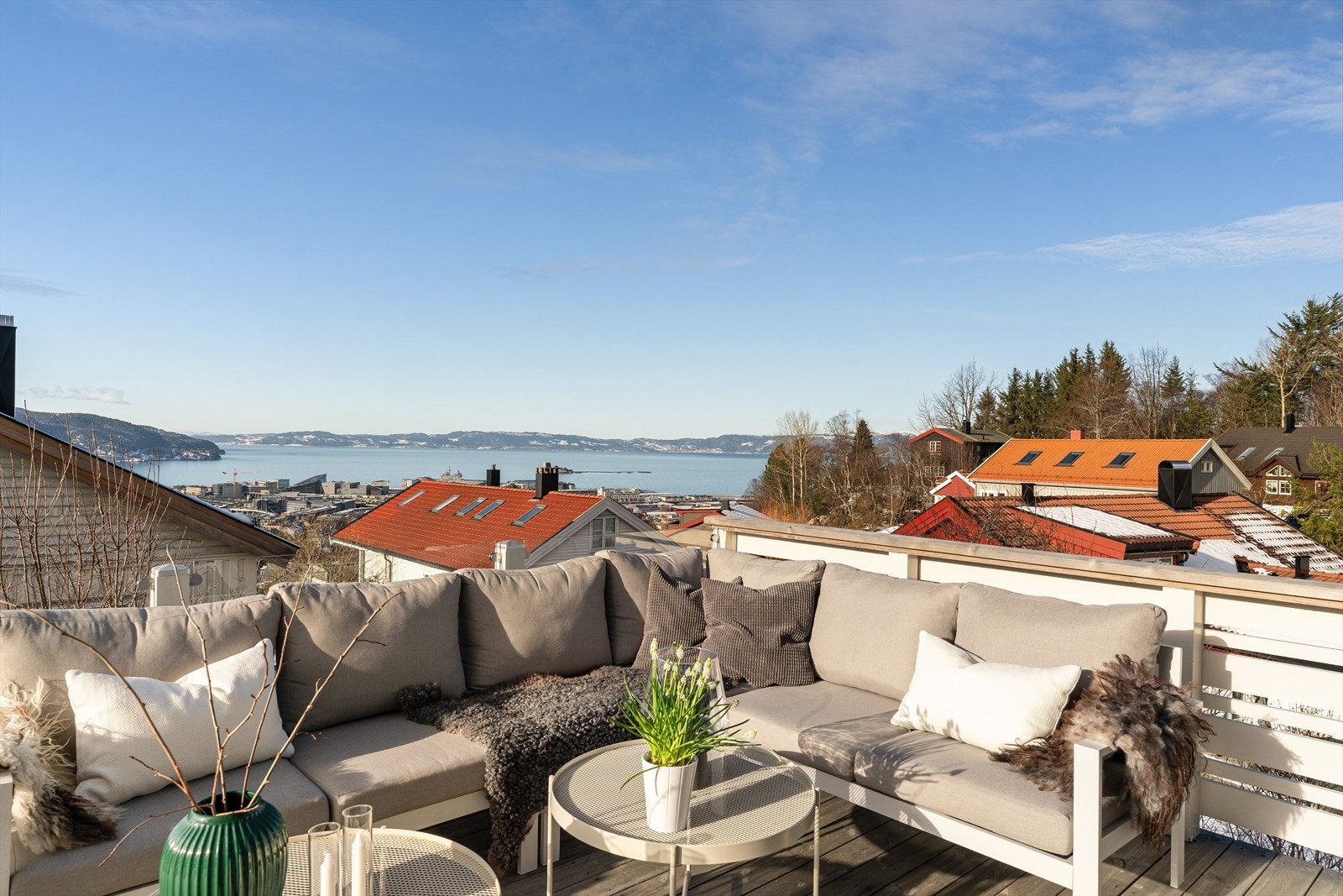 Både terrasse i 1.etasje og veranda i 2.etasje er fra 2021 med vedlikeholdsfritt terrassepanel fra Kebony. Galleribilde