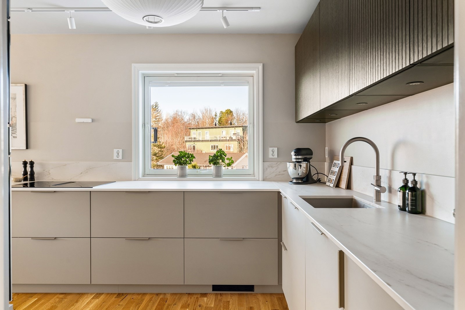 Moderne kjøkken fra Kvik, totalrenovert i 2023. Galleribilde