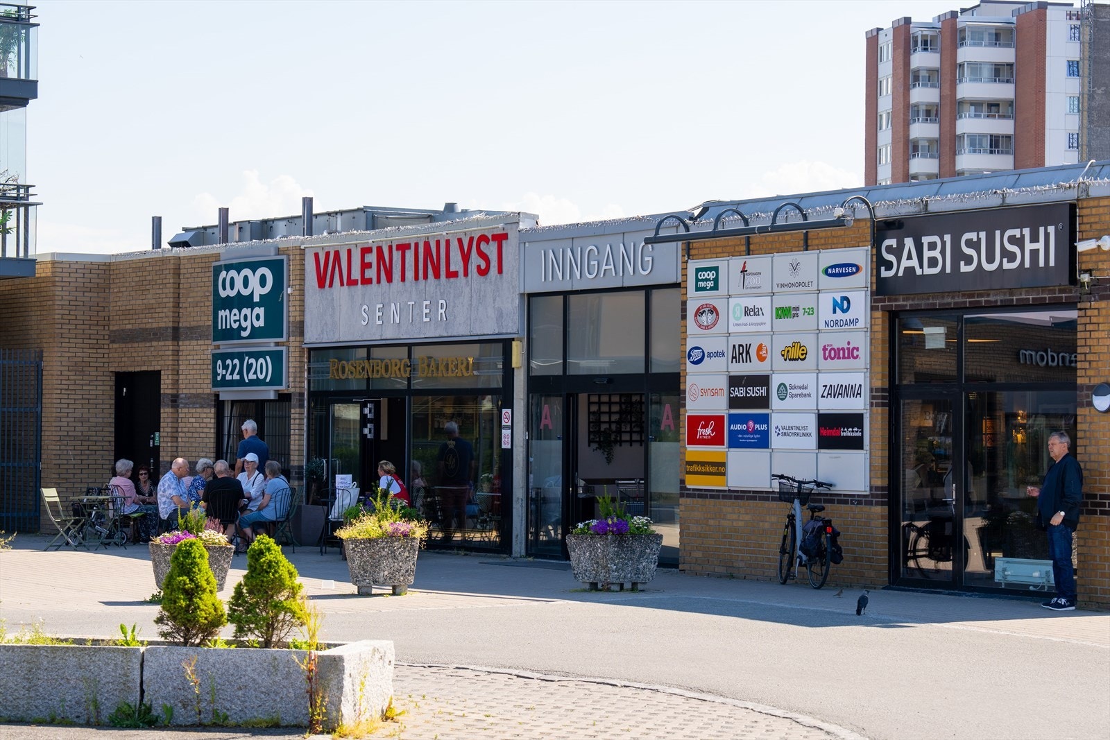 Fra boligen er det nærhet til Valentinlystsenteret, et innholdsrikt senter med Vinmonopol, treningssenter og et variert utvalg av butikker. Galleribilde