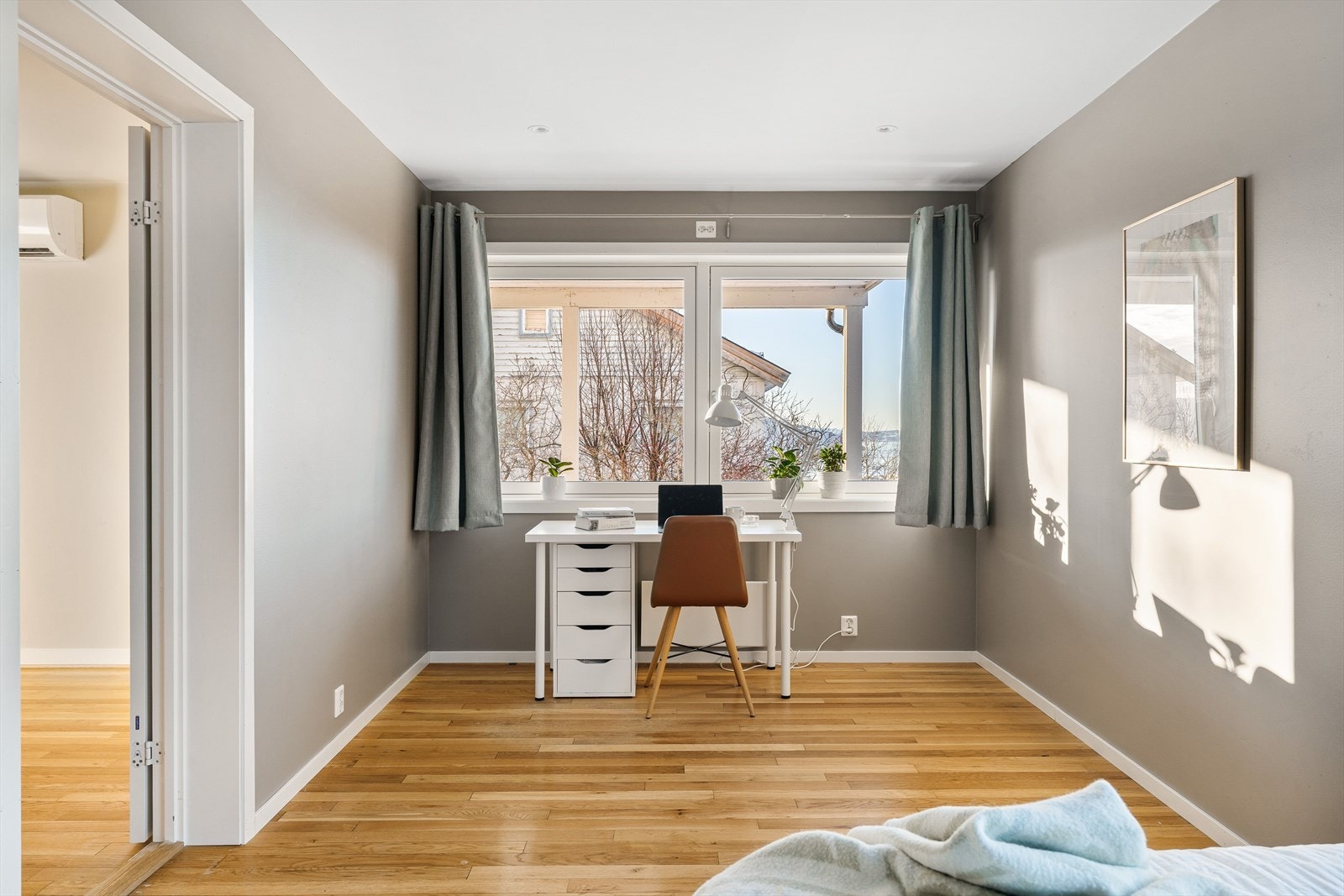 Store vindusflater gir rommet en luftig og behagelig atmosfære. Galleribilde