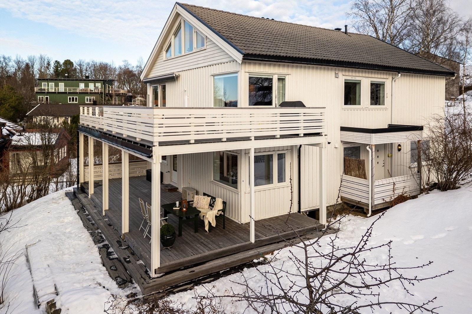 Separat inngang på sørsiden av boligen gir en praktisk og skjermet adkomst til utleieenheten. Galleribilde