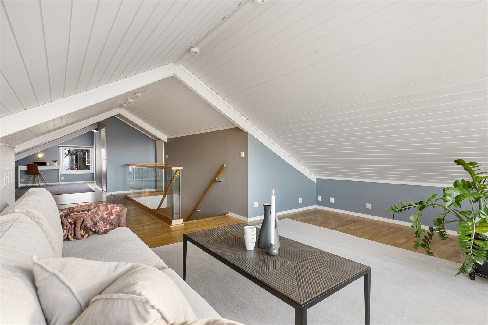 Toppetasjen tilbyr 76 kvm gulvareal, et praktisk toalettrom og et romslig kneloft som gir god plass til oppbevaring. Galleribilde