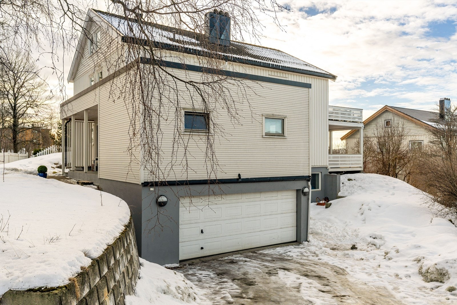 Boligen kan skilte med parkering i en romslig garasje på 41 kvm, samt biloppstillingsplasser på eiendommen. Galleribilde