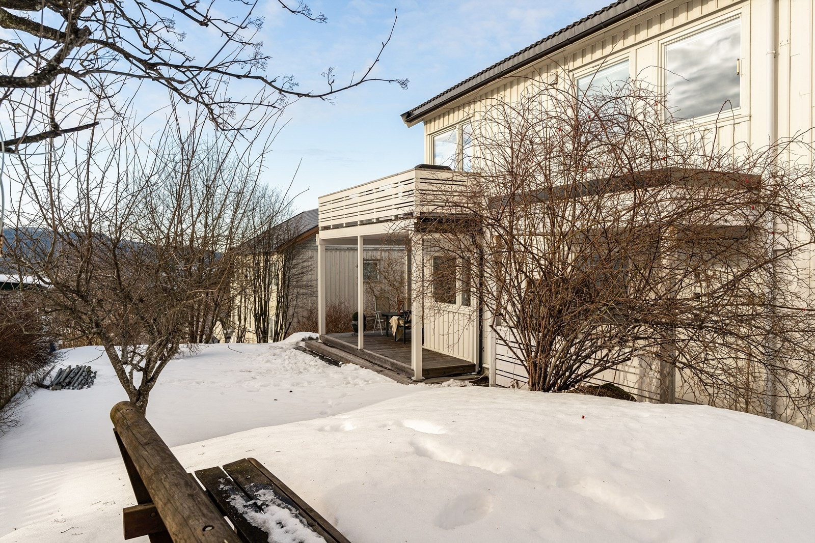 Eiendommen byr på flotte, solrike uteområder - perfekte for lange sommerdager, stemningsfulle høstkvelder og lune vårdager. Galleribilde