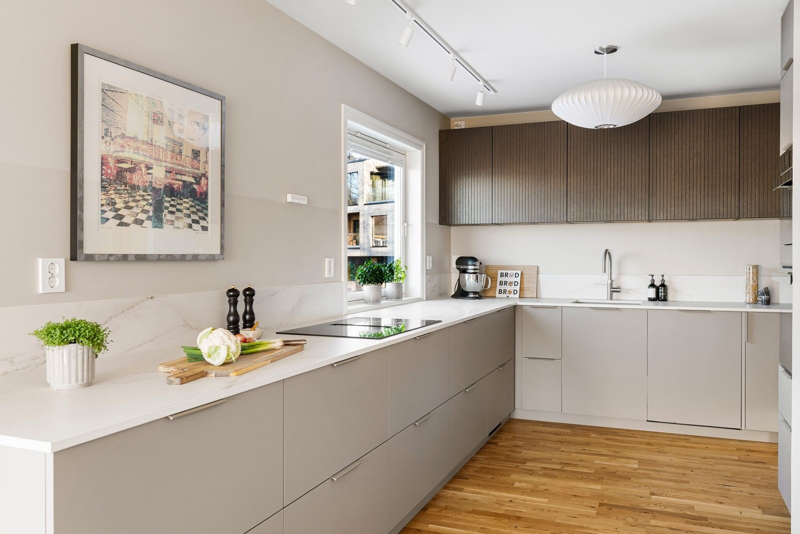 Kjøkkenet er velutstyrt med integrert stekeovn, platetopp, oppvaskmaskin, fryse- og kjøleskap. Galleribilde