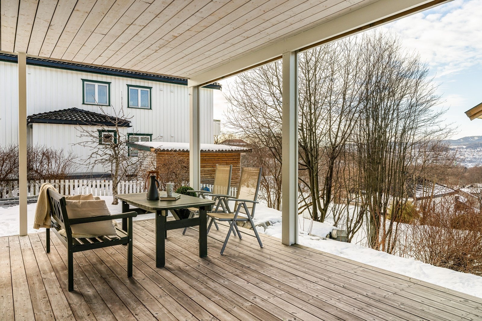Romslig terrasse på hele 42 kvm med rikelig plass til ønsket møblering, perfekt for både avslapning og sosiale sammenkomster. Galleribilde