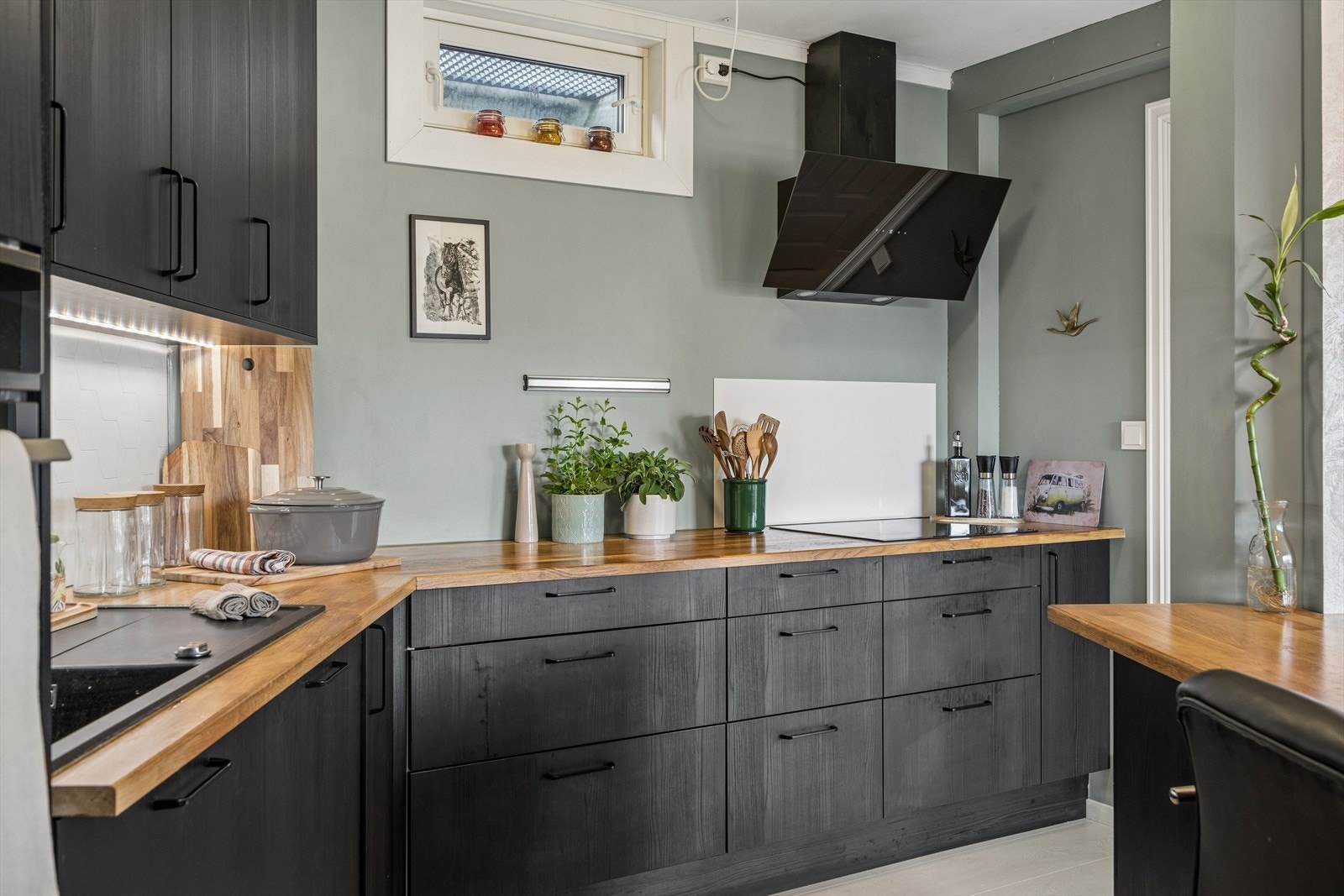 Nytt kjøkken i 2021. Integrerte hvitevarer: stekeovn, platetopp med induksjon og oppvaskmaskin. Galleribilde