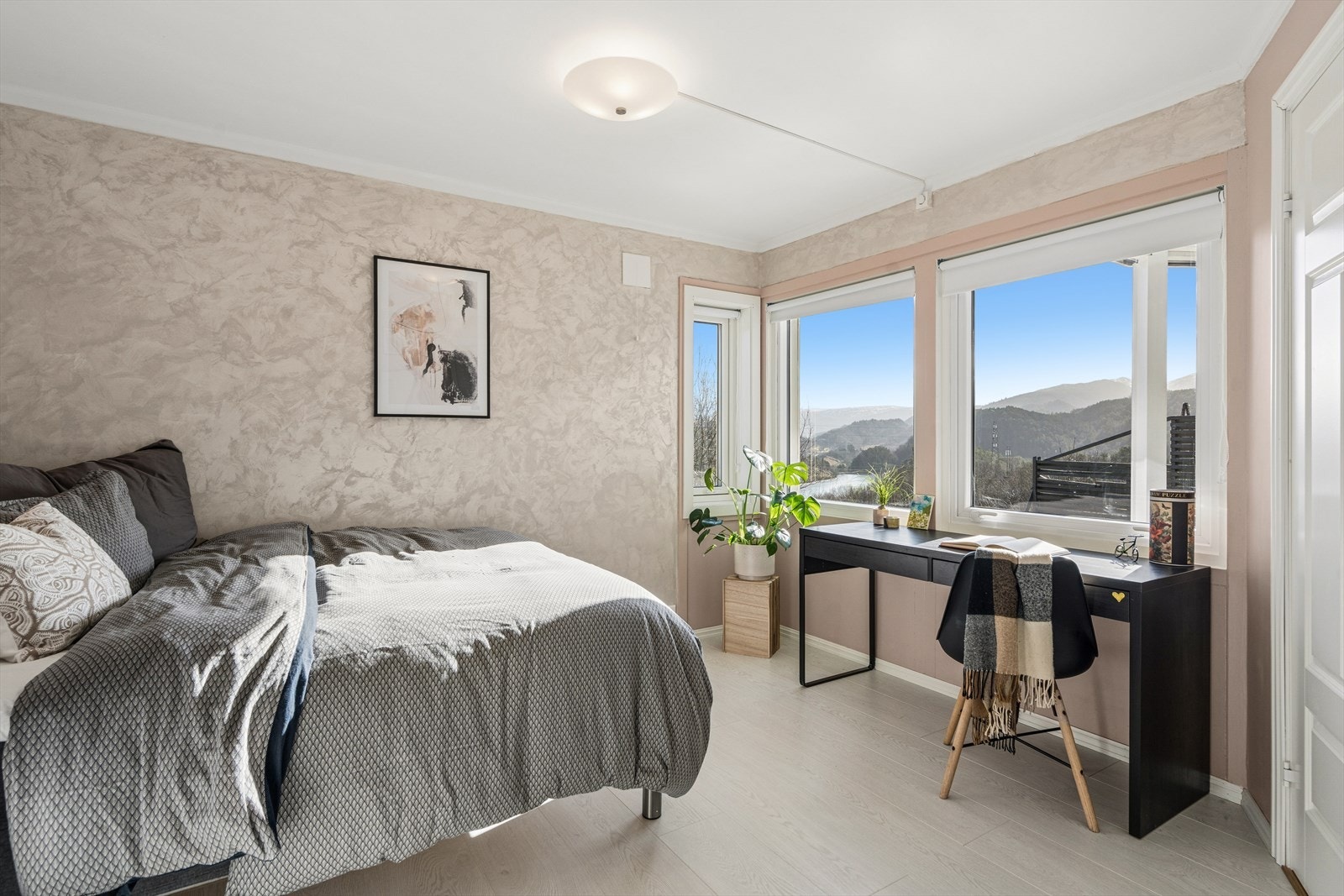 Romslig soverom med god plass til stor dobbeltseng og annet ønskelig møblement. Galleribilde