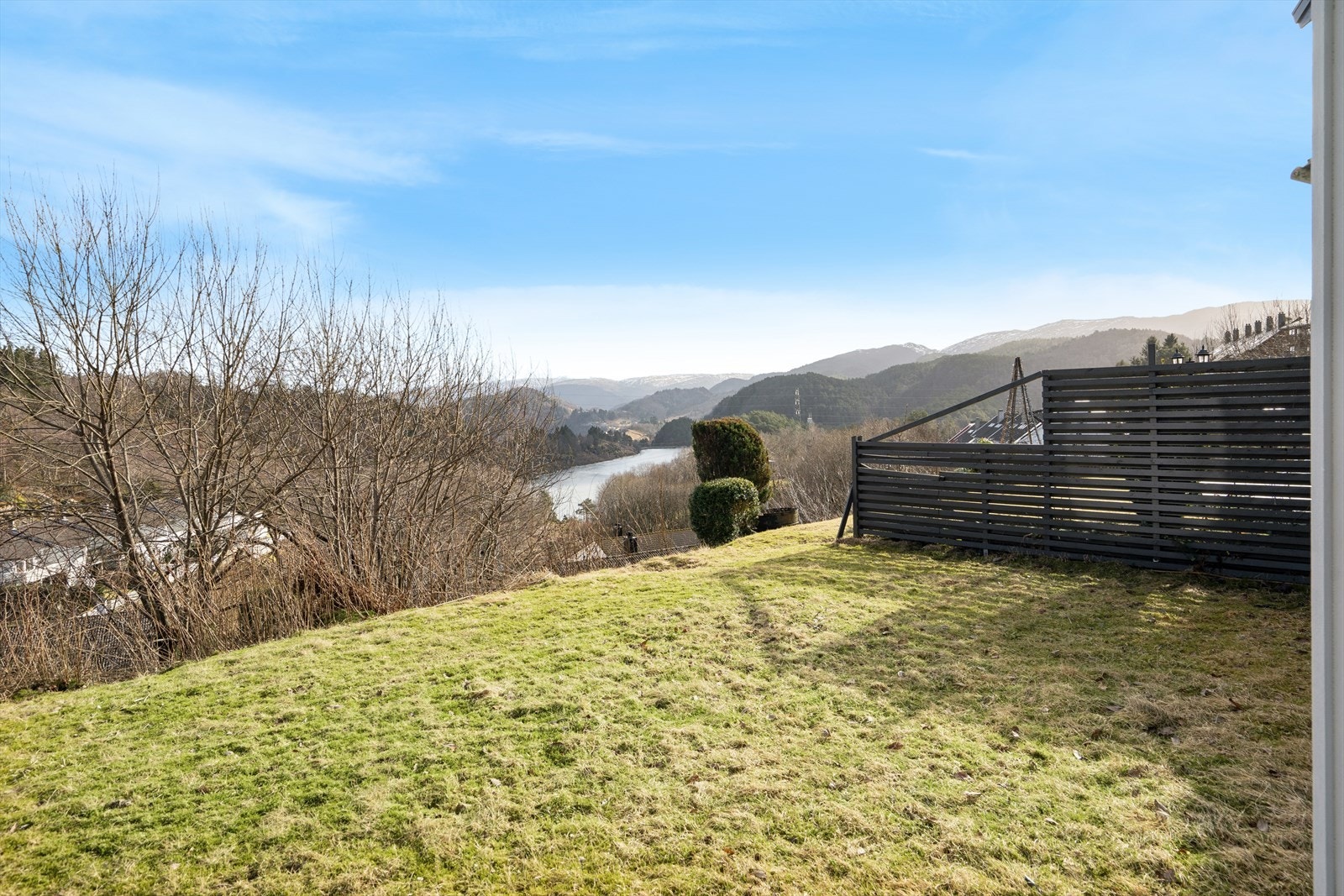 Leiligheten ligger høyt og fint til med flott utsikt. Naturskjønne omgivelser. Galleribilde