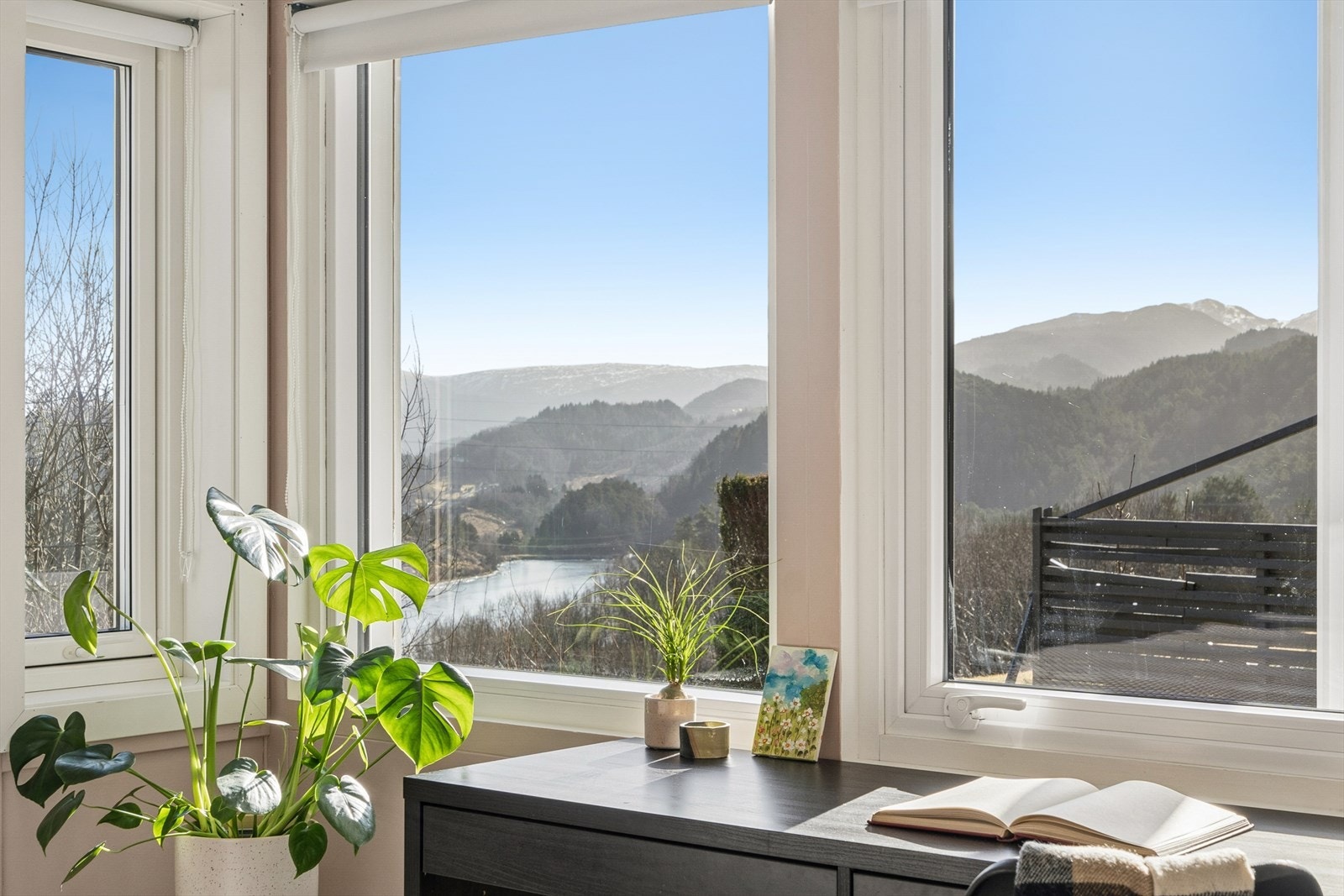 Velkommen til Kråvasslia 26A -En tiltalende 3-roms leilighet med praktfull utsikt mot naturskjønne omgivelser. Galleribilde