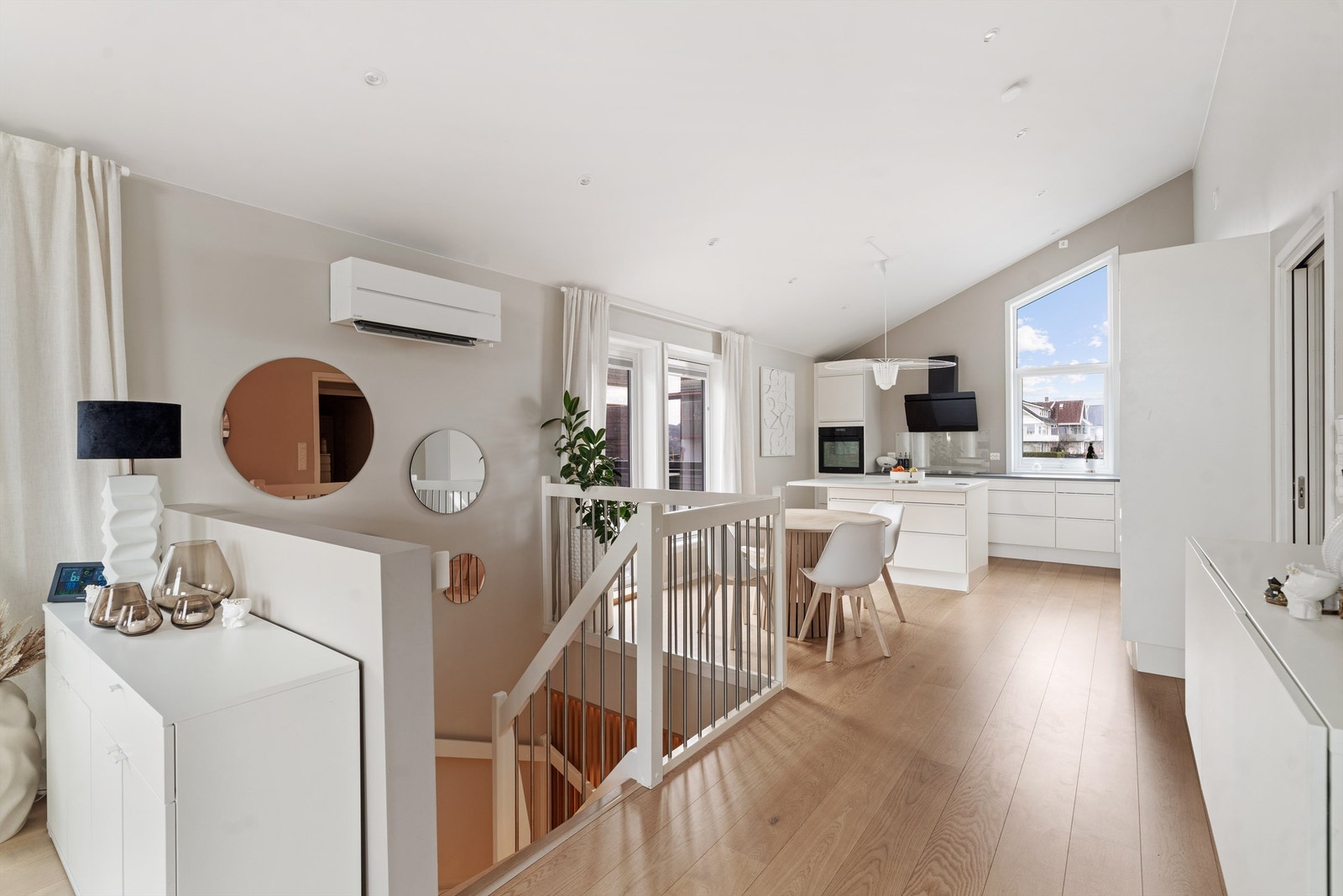 Stue mot kjøkken. Galleribilde