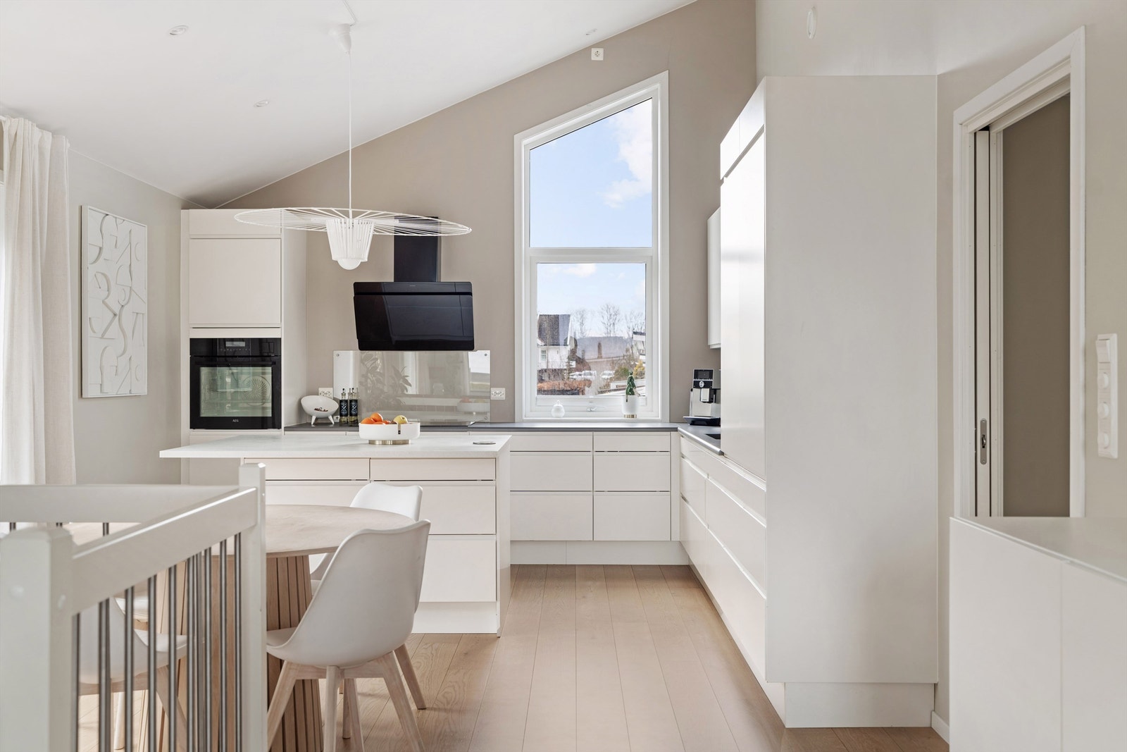 Kjøkkenet er fra den danske kvalitetsleverandøren AUBO og har praktisk kjøkkenøy (flyttbar) Galleribilde