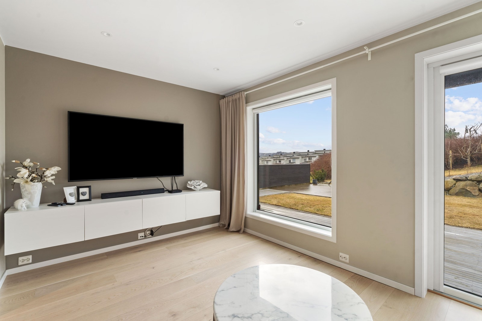 Tv-stue i 1 etg. Herfra er det direkte adkomst ut til hagen. Galleribilde