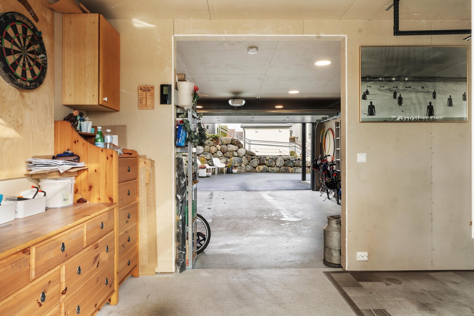 Det er dobbel garasje, med åpen bod i bakkant. Denne har vindu og dør direkte ut til hagen også. Galleribilde